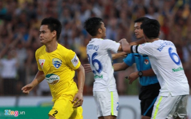 Đình Tùng (áo vàng) đang đứng thứ 2 trên danh sách vua phá lưới. Ảnh: Tùng Lê