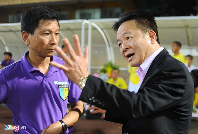 Bầu Hiển không hài lòng về công tác trọng tài trong trận đấu tâm điểm của vòng 21. Ảnh: Tùng Lê