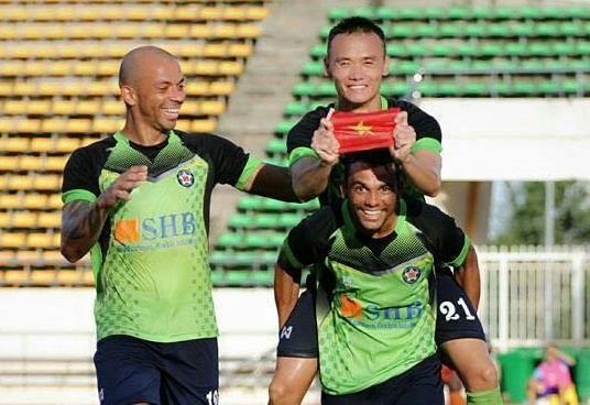 Tien dao Viet Nam duoc de cu cau thu xuat sac cua Lao League hinh anh