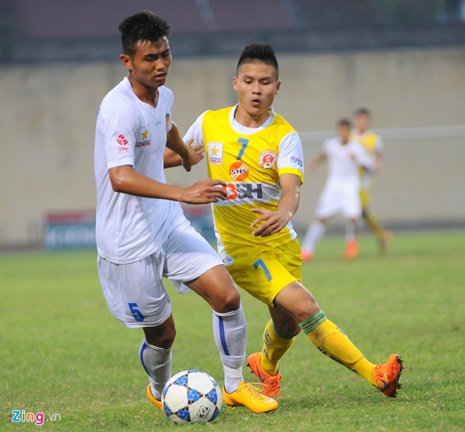 Tiền vệ Quang Hải (phải) không tham gia tập trung U19 Việt Nam để phục vụ cho mục tiêu vô địch của CLB Hà Nội. Ảnh: Tùng Lê