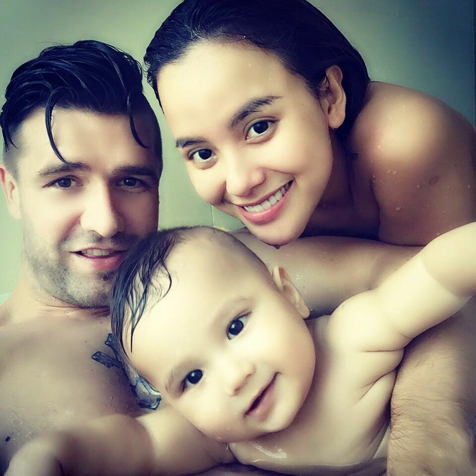 Ngoài thời gian luyện tập, thi đấu, cầu thủ người Hà Lan hầu như dành hết thời gian của anh cho gia đình. 