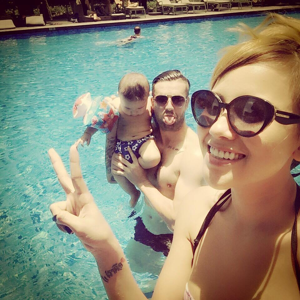 Vợ chồng DJ Myno ngộ nghĩnh tạo dáng chụp ảnh bên bể bơi.