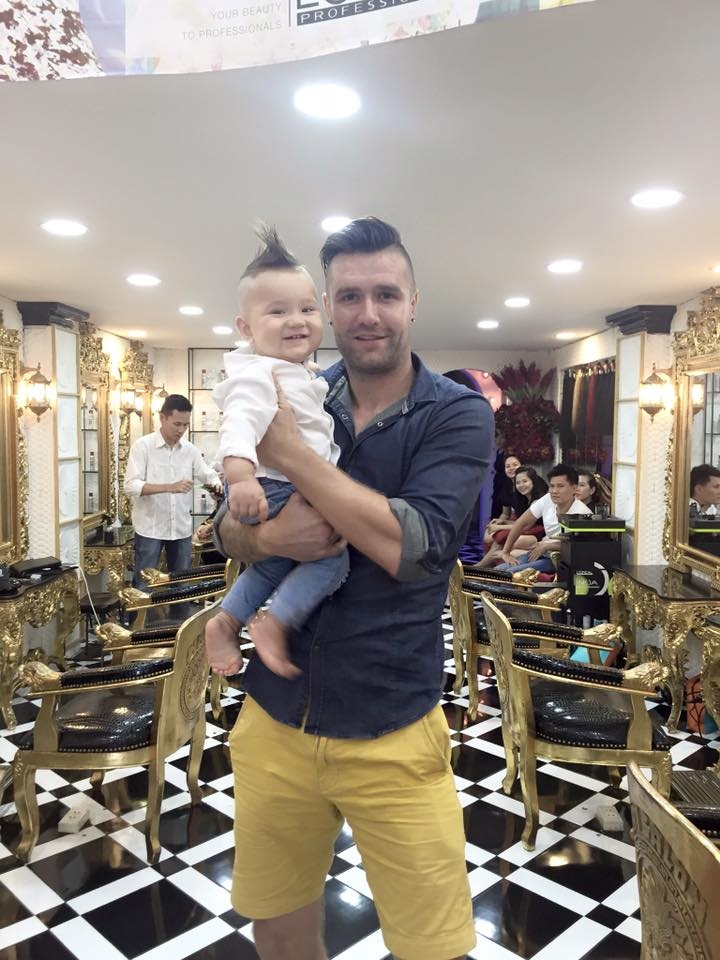 Bé David gần tròn một năm tuổi theo chân bố đi cắt tóc.