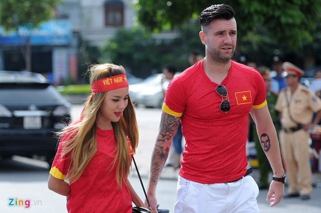 Trung vệ Hà Lan đưa vợ đi biểu diễn trên sân Cẩm Phả trước trận giao hữu giữa U23 Việt Nam và U23 Myanmar. Ảnh: Anh Tuấn