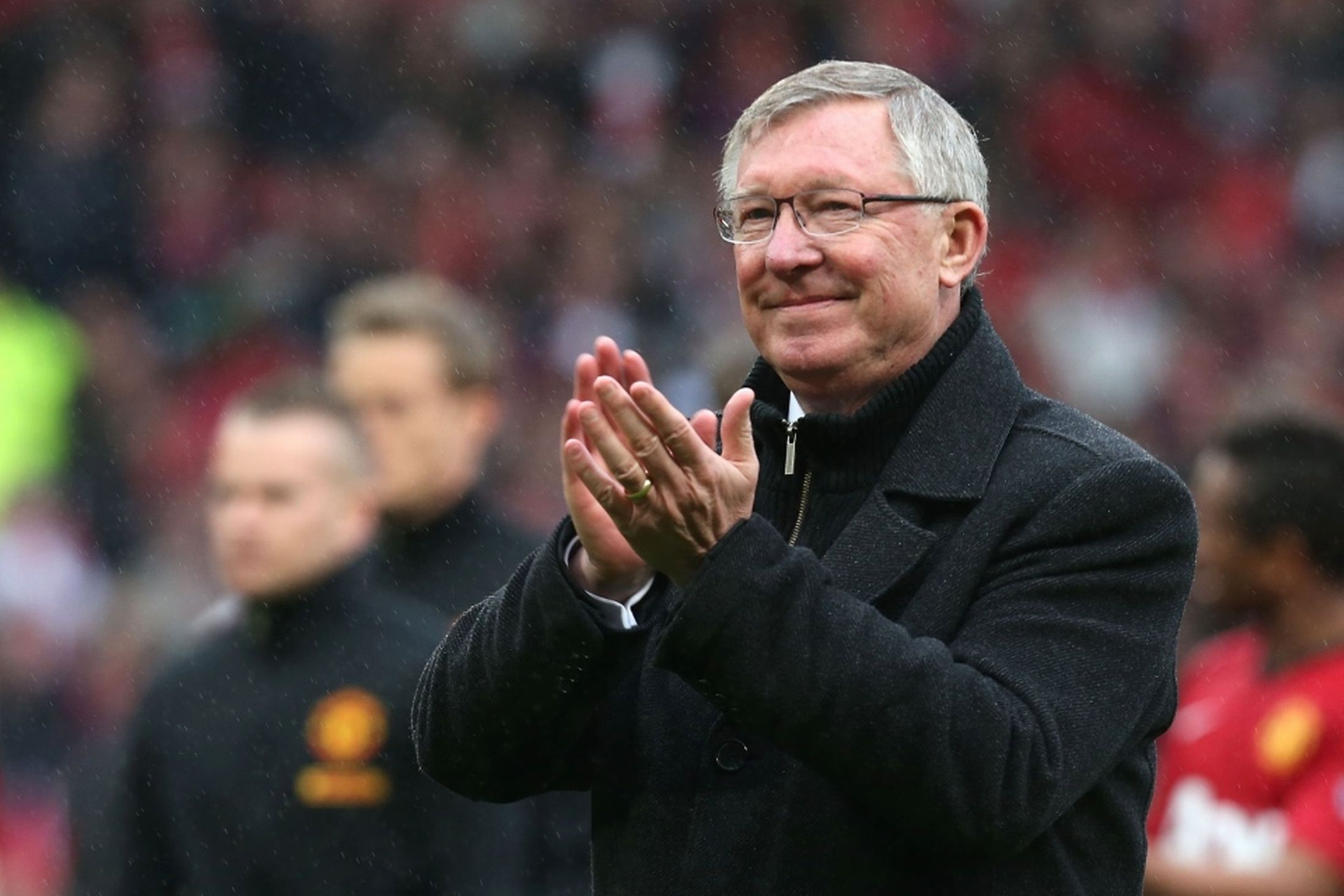 Ca si Viet sang tac bai hat bay to tinh cam voi Sir Alex hinh anh