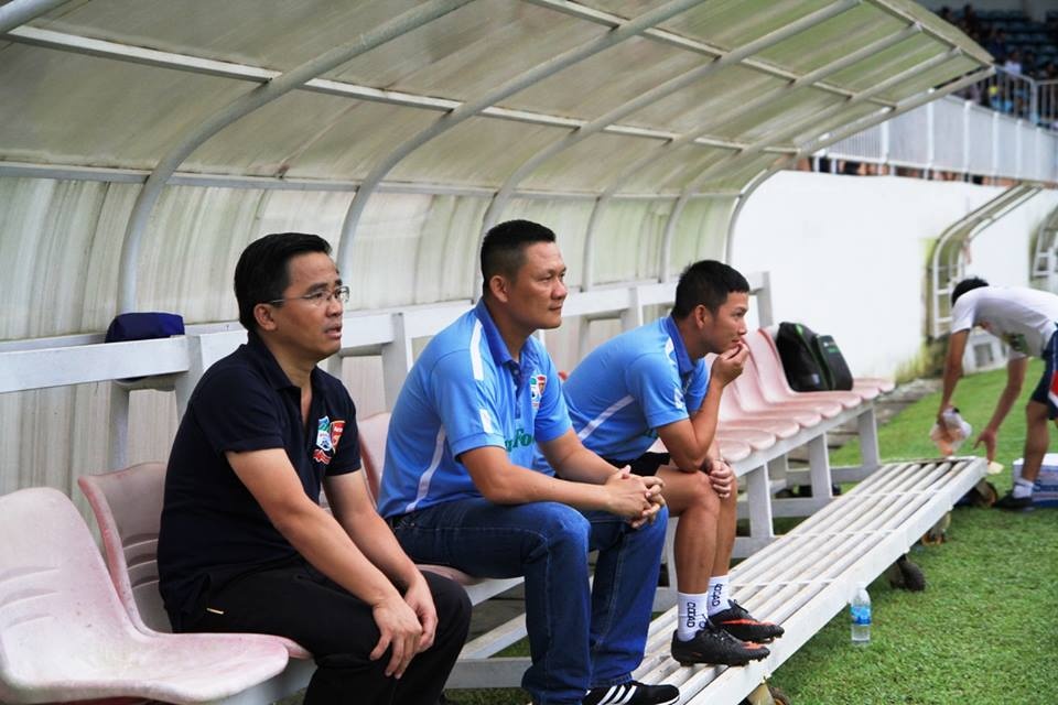 Ban huấn luyện CLB HAGL trầm tư trước giờ bóng lăn.