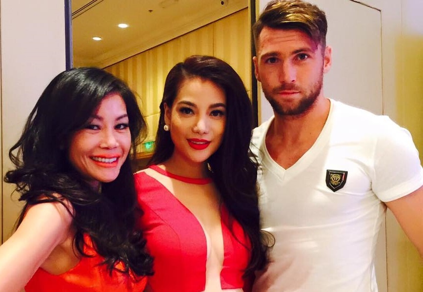 Ngoai binh V.League tu tin tao dang ben Truong Ngoc Anh hinh anh