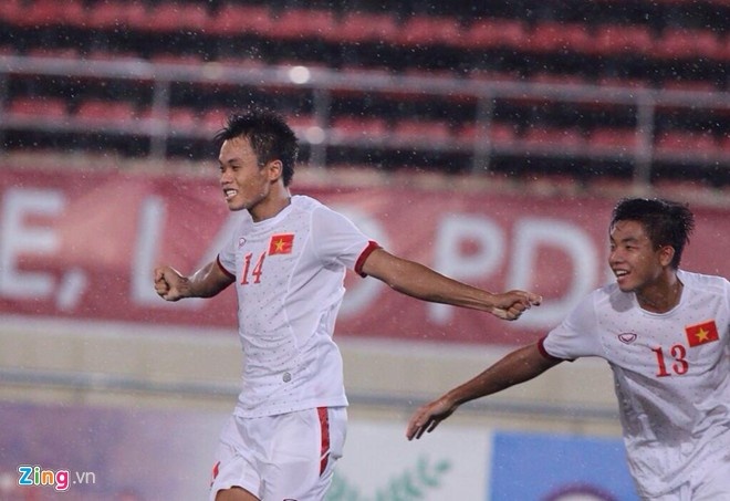 Duy Khánh ăn mừng sau pha ghi bàn mở tỷ số.