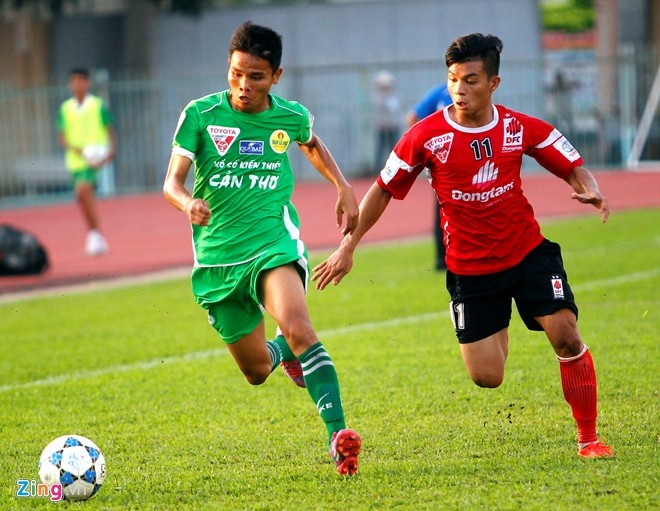 Văn Thắng (trái) có mùa giải ấn tượng trong màu áo Cần Thơ. Ảnh: Nguyễn Quang