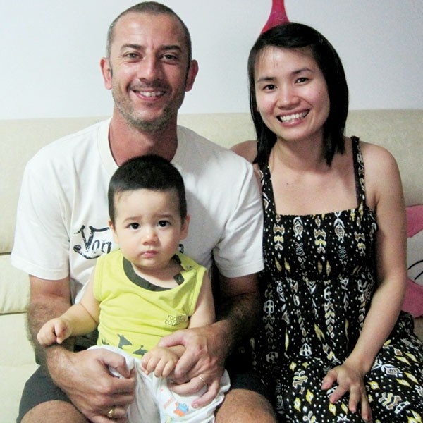 HLV Graechen, bà xã Ngô Thị Loan và con trai.