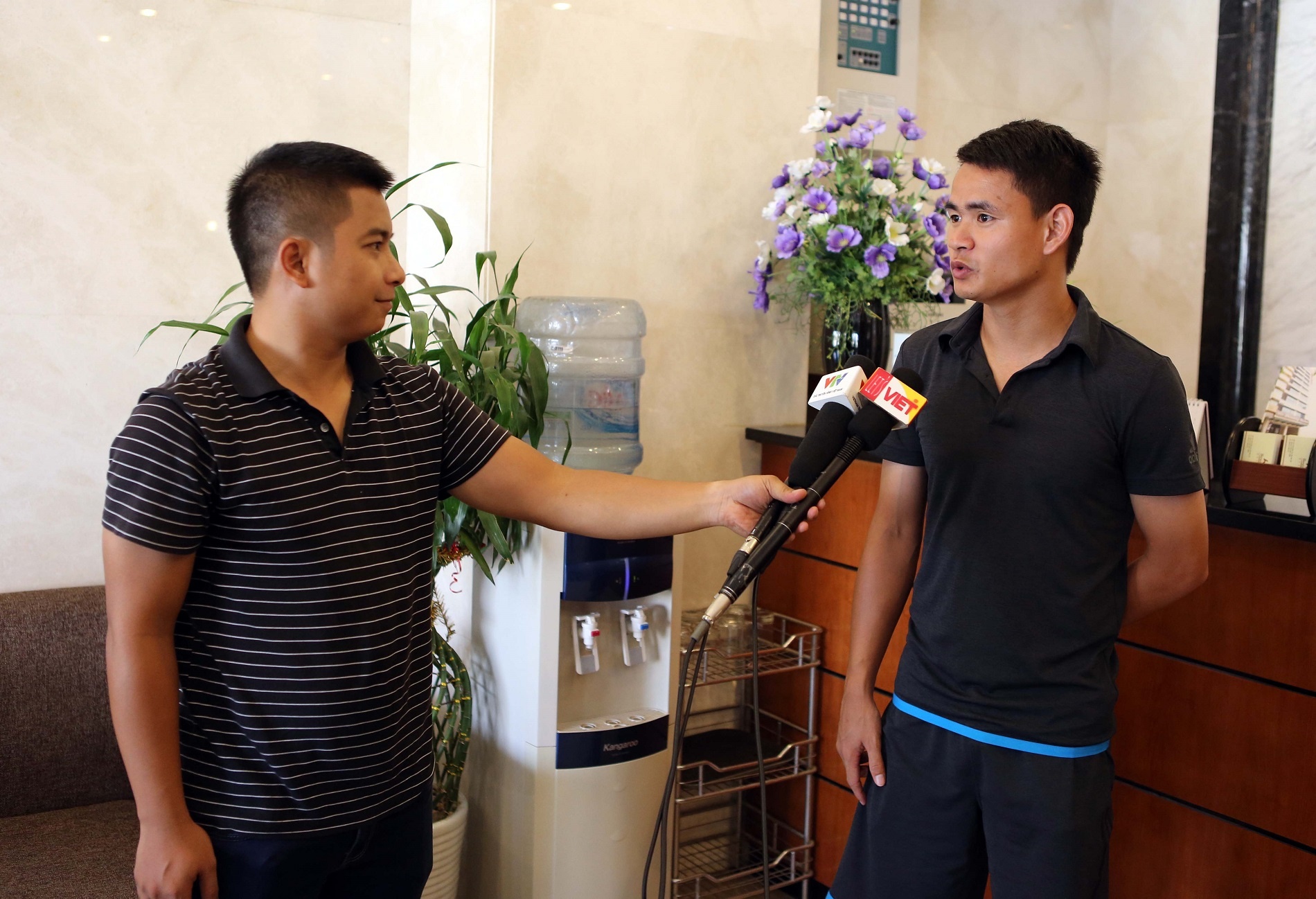 Đình Tùng vui vẻ và tự tin trong ngày tập trung ĐTVN.