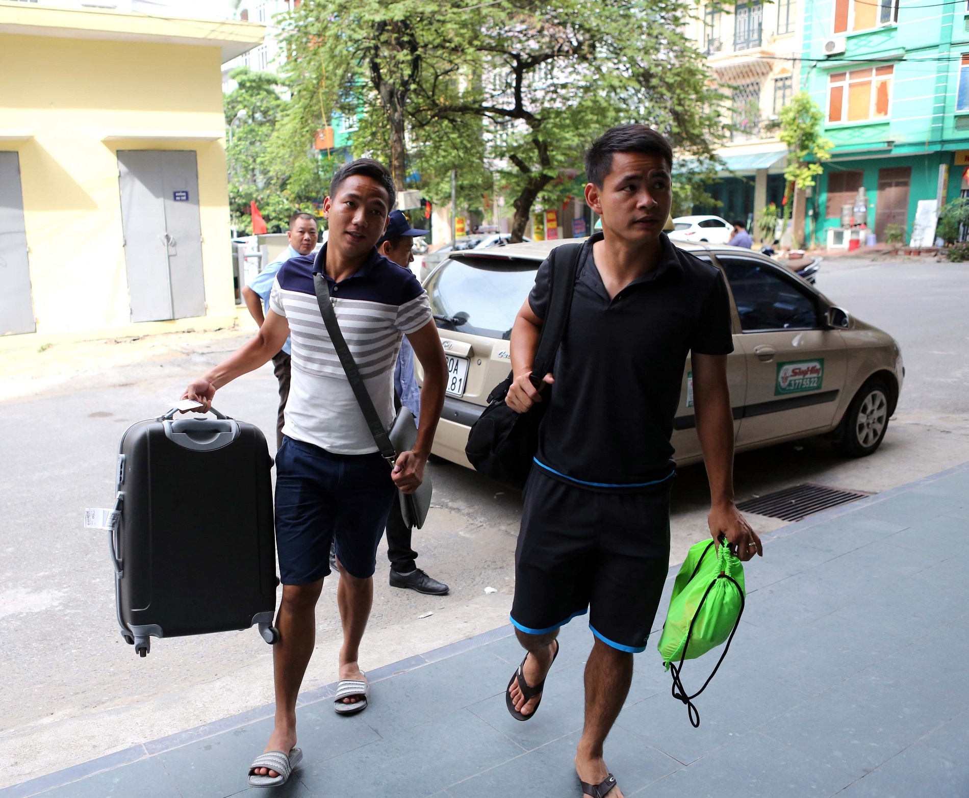 Đình Tùng đến hội quân cùng người đồng đội Hữu Dũng ở CLB Thanh Hóa.