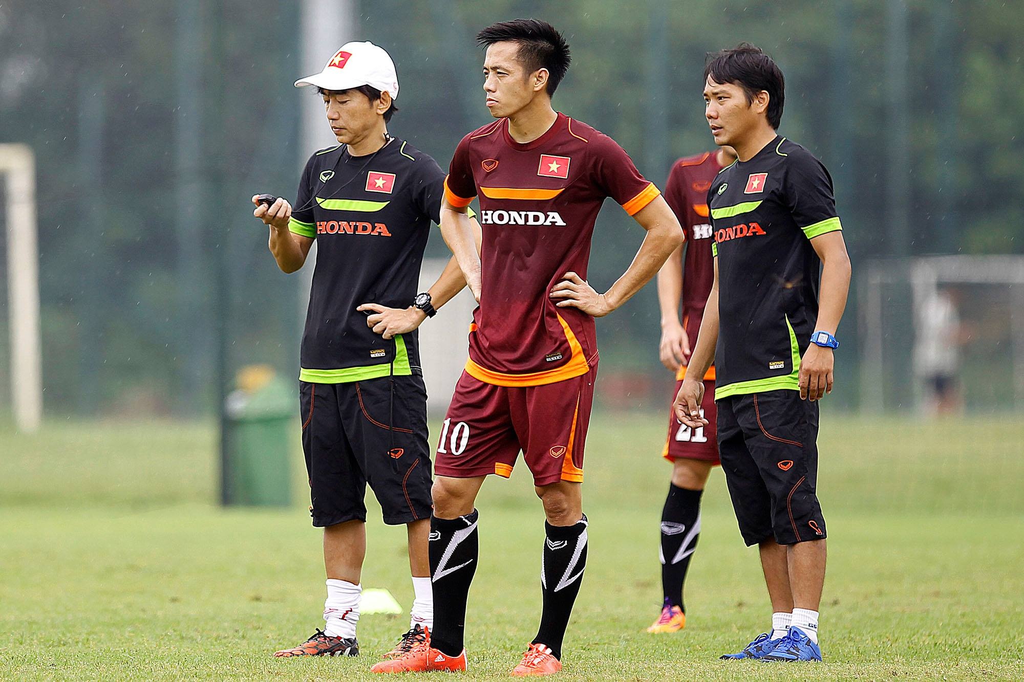 Nhà cầm quân người Nhật chăm chú theo dõi, đánh giá học trò.