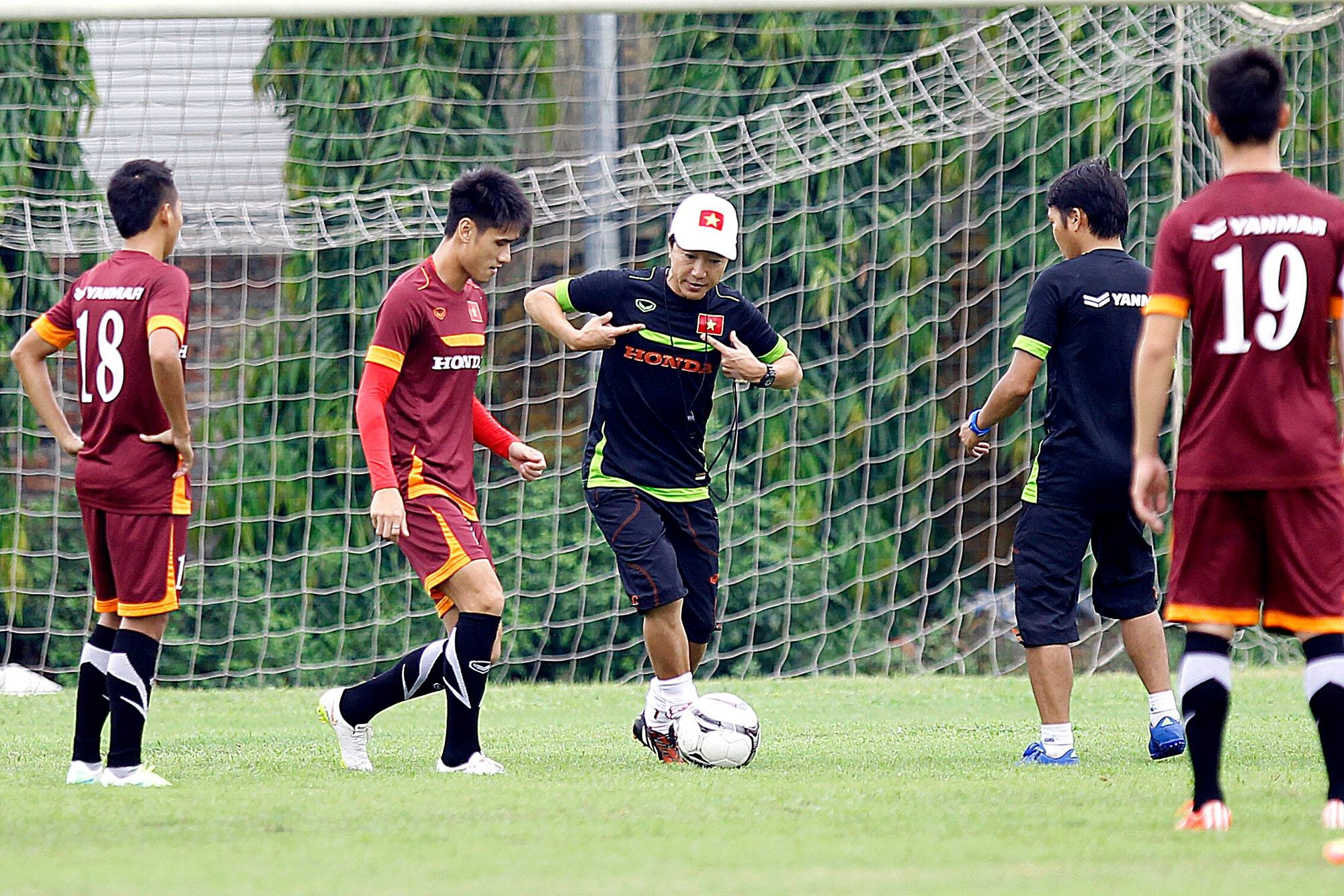 Ông trực tiếp thị phạm các kỹ năng.