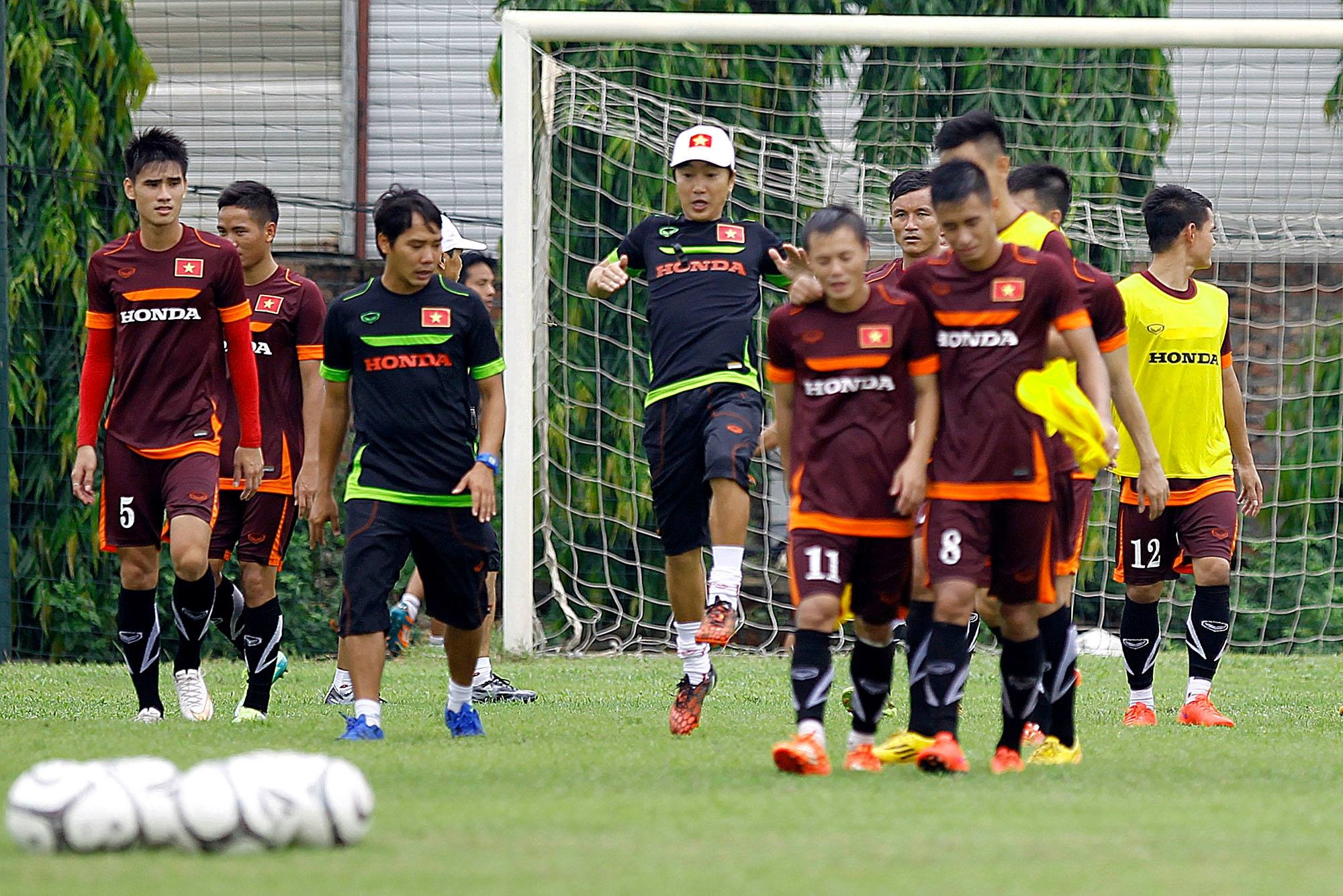 Nhưng HLV Miura không lúc nào dừng lại, ông liên tục đốc thúc