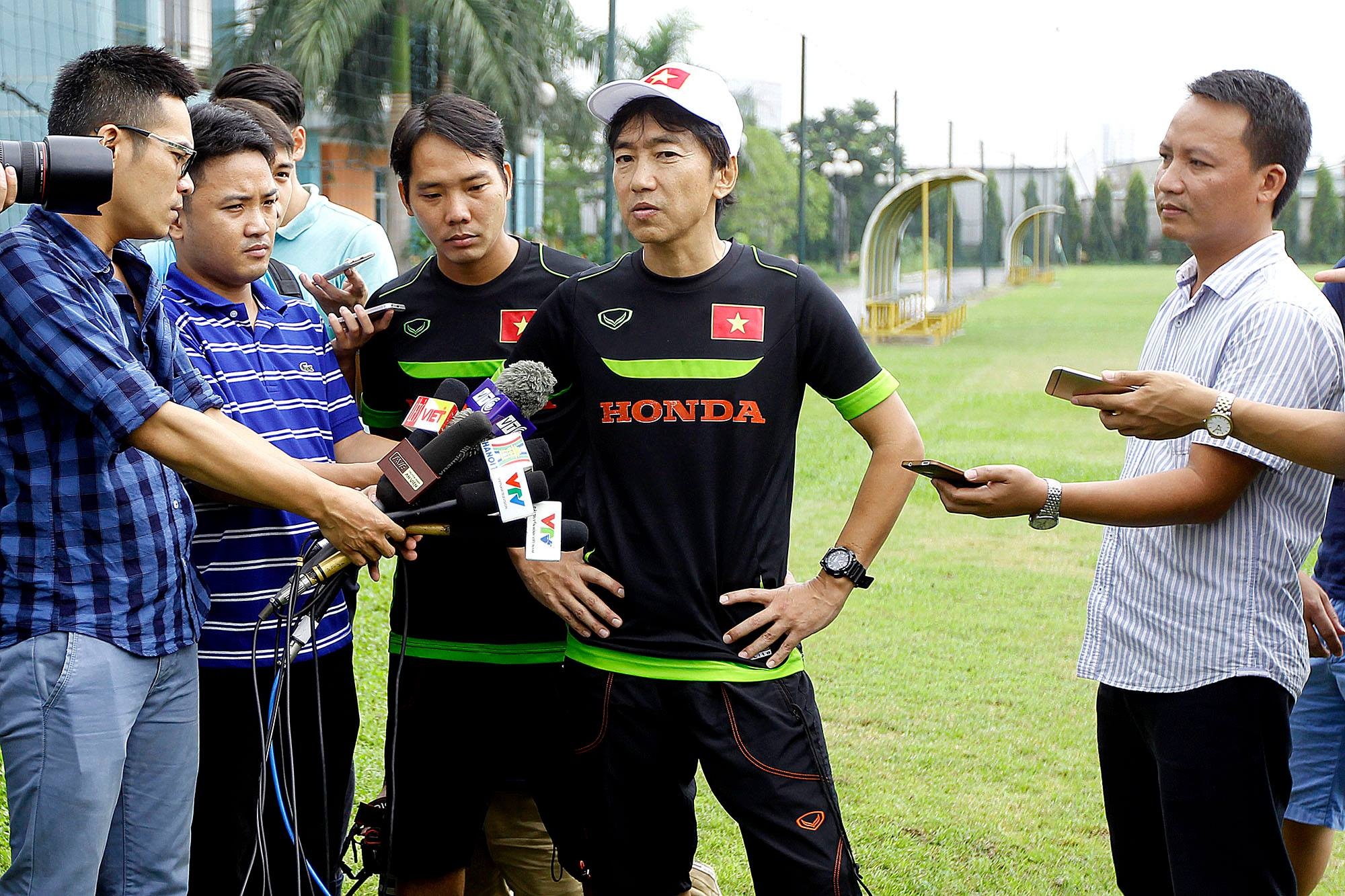 HLV Miura trả lời phỏng vấn sau buổi tập sáng 4/9 của ĐTVN.