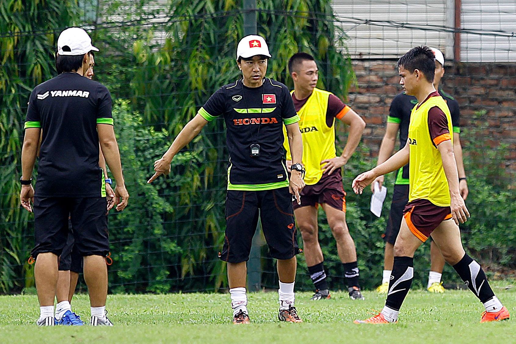 Tân binh Đình Tùng bị phê bình khi làm sai yêu cầu của HLV Miura.