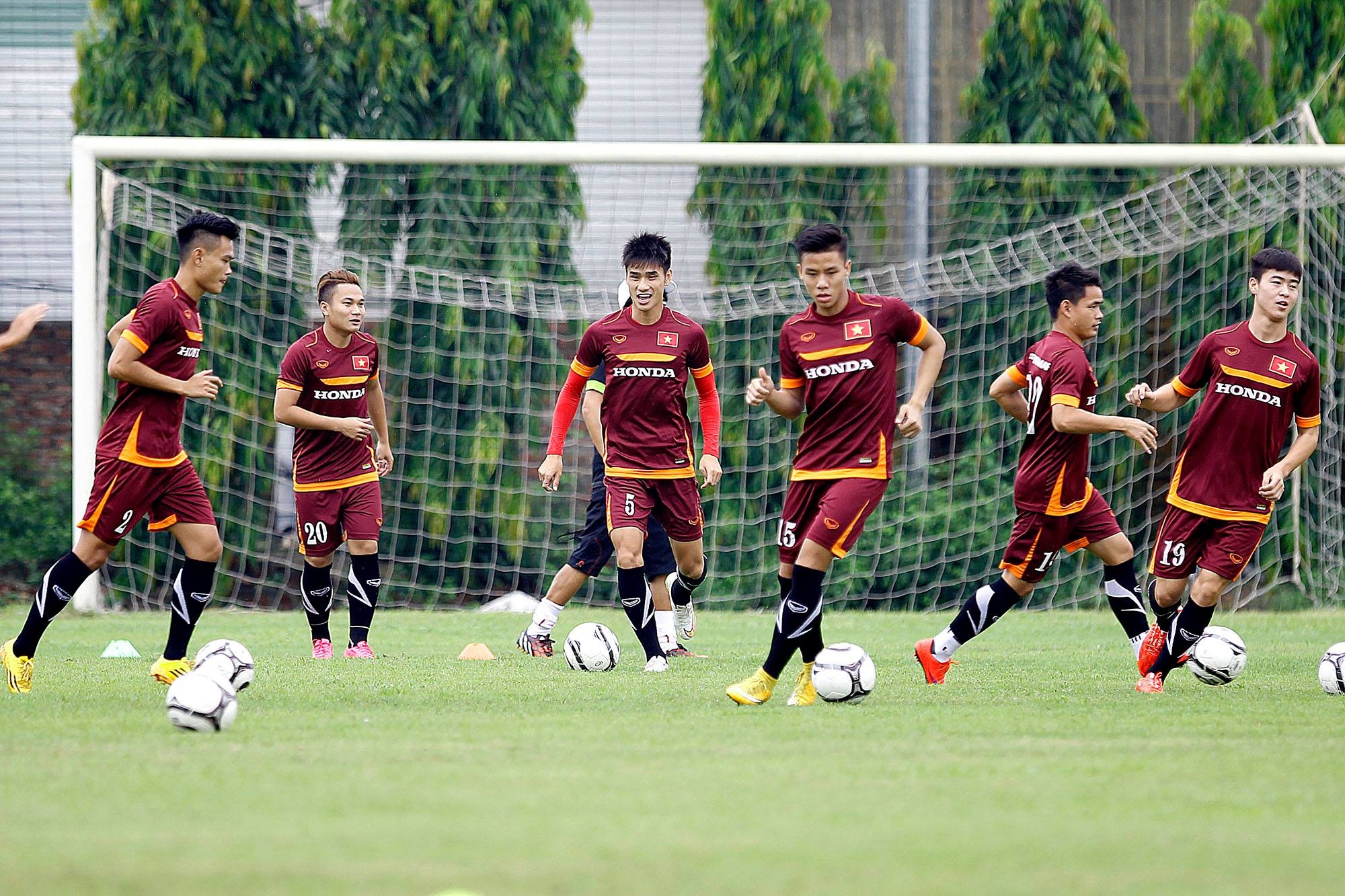 Các cầu thủ ĐTVN khởi động cùng bóng.