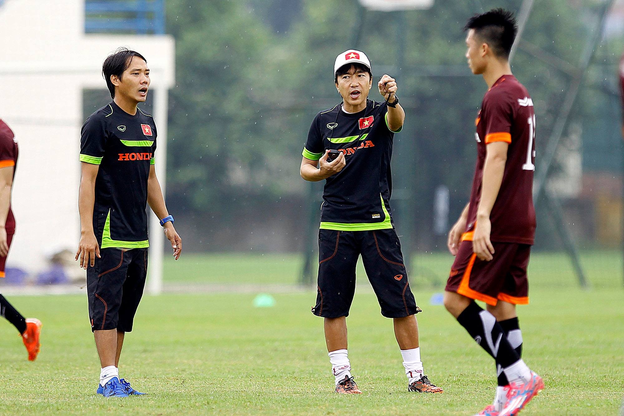 Nhà cầm quân người Nhật luôn thể hiện sự rắn rỏi và tự tin trong công việc của ông. Ảnh: Minh Hoàng