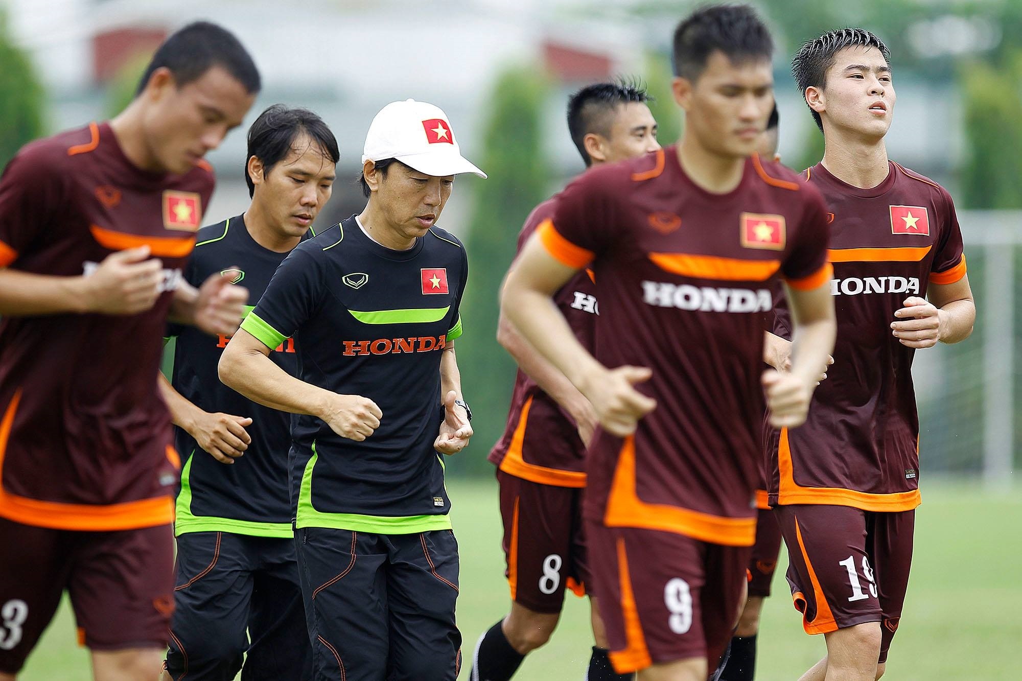 DT Viet Nam chia doi vi HLV Miura hinh anh