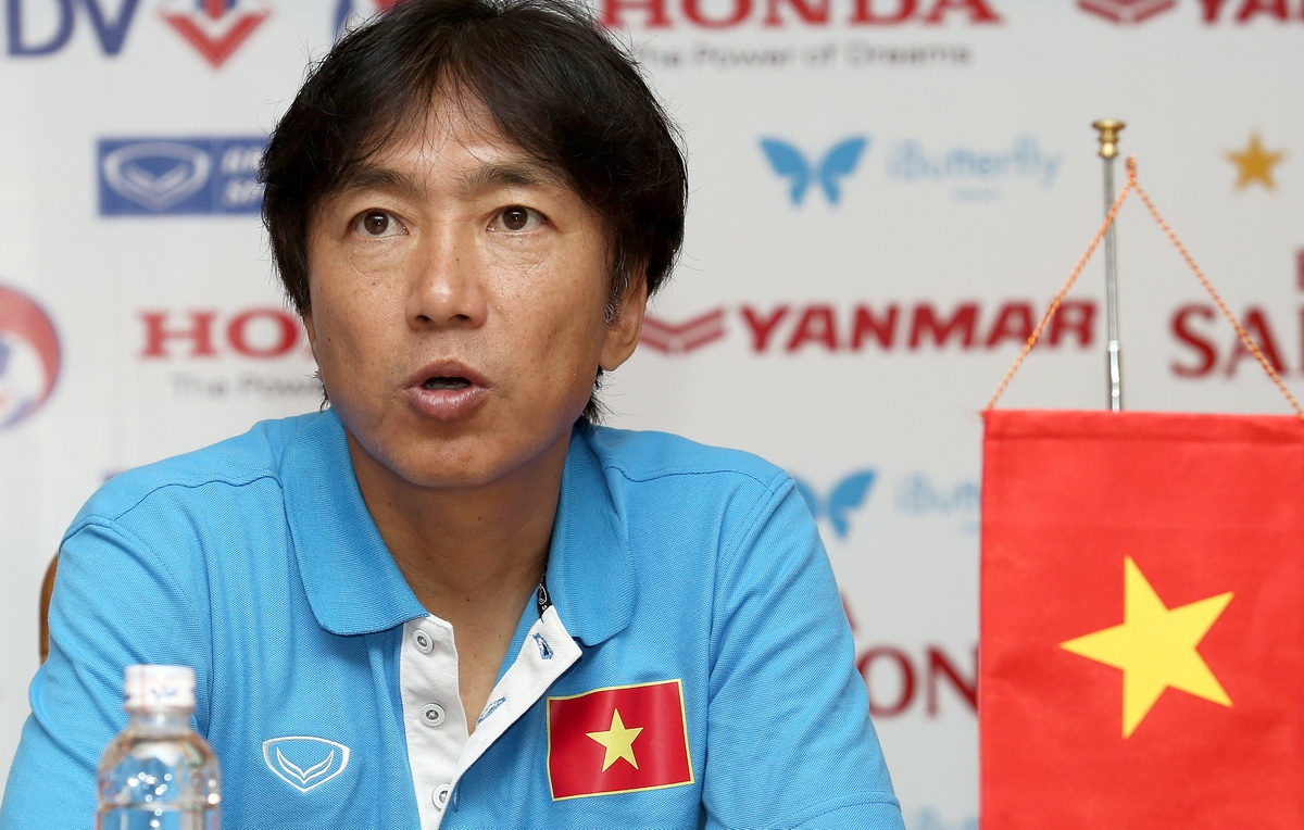 Vi sao VFF giu chan huan luyen vien Miura? hinh anh