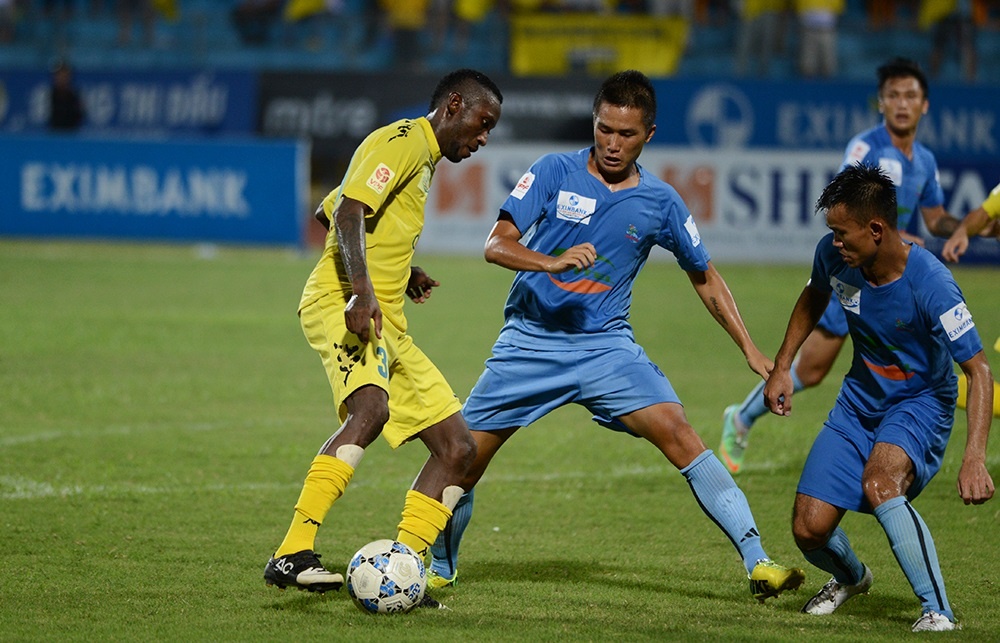 Thi đấu tại V.League, những tiền đạo như Samson còn phải học cách né đòn. Ảnh: Tống Đức Thuận