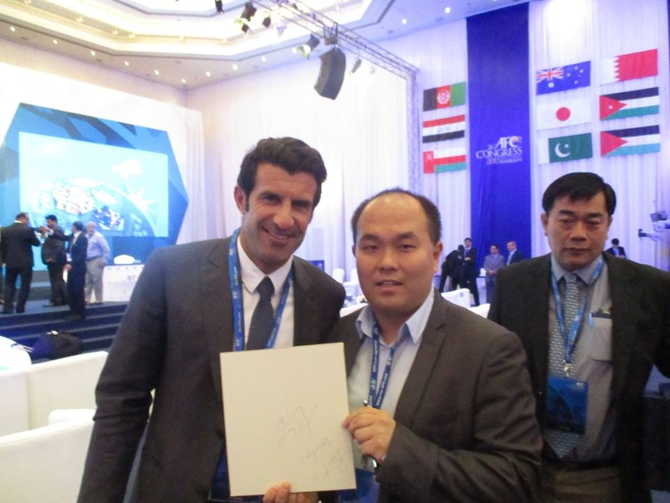 Takashi Morimoto (phải) chụp ảnh kỷ niệm cùng huyền thoại Luis Figo.