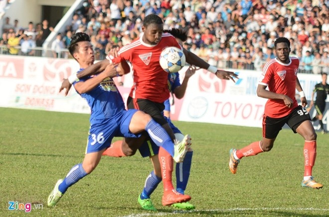 Đồng Nai (áo đỏ) xem như đã xuống hạng từ vòng 23