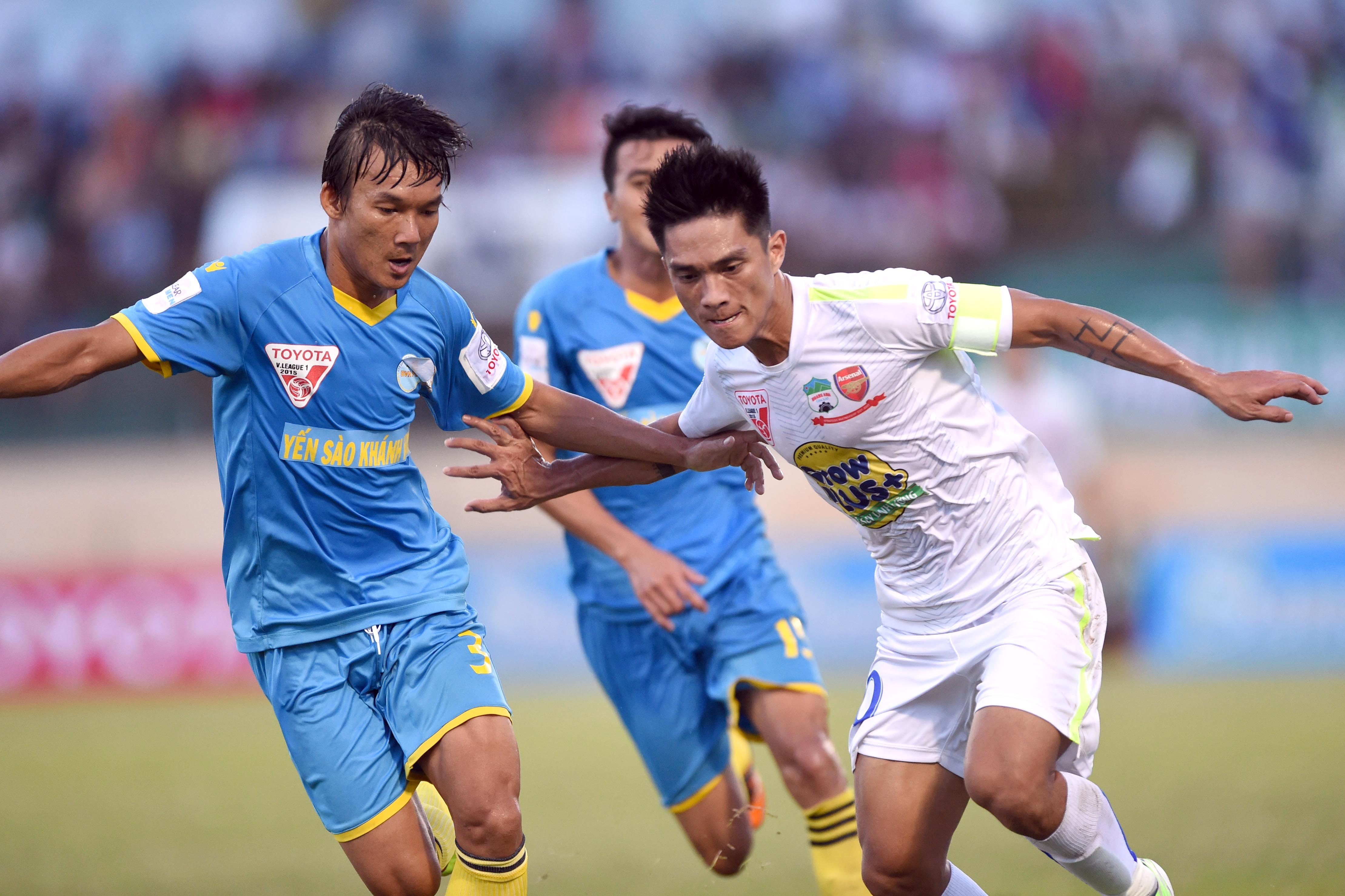 Hoàng Thiên thi đấu xông xáo nhưng không thể giúp HAGL giành 1 điểm ngày hạ màn V.League 2015. Ảnh: Quang Thắng