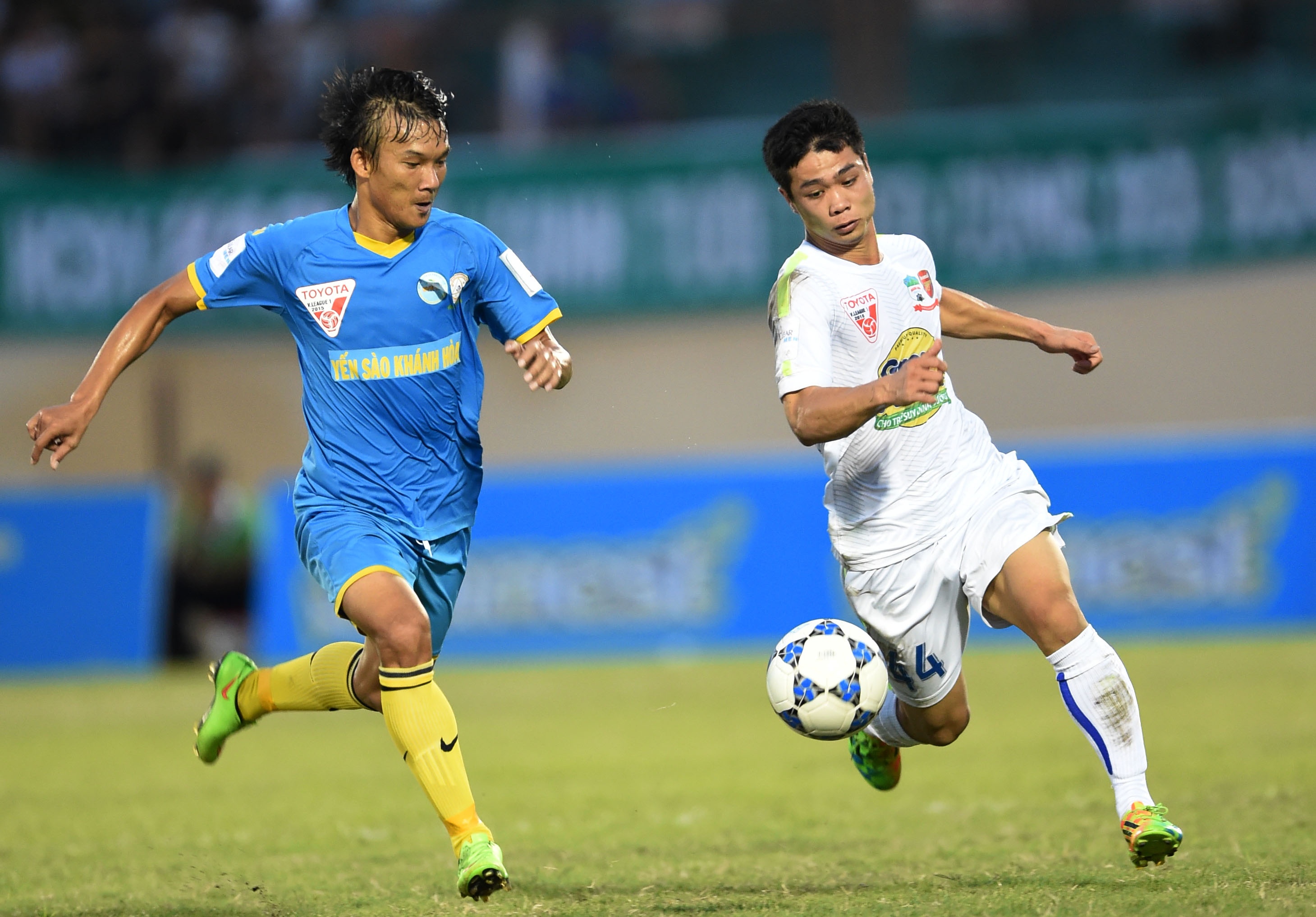 Công Phượng và HAGL đã để thua khá dễ dàng trước Khánh Hòa. Ảnh: Quang Thắng