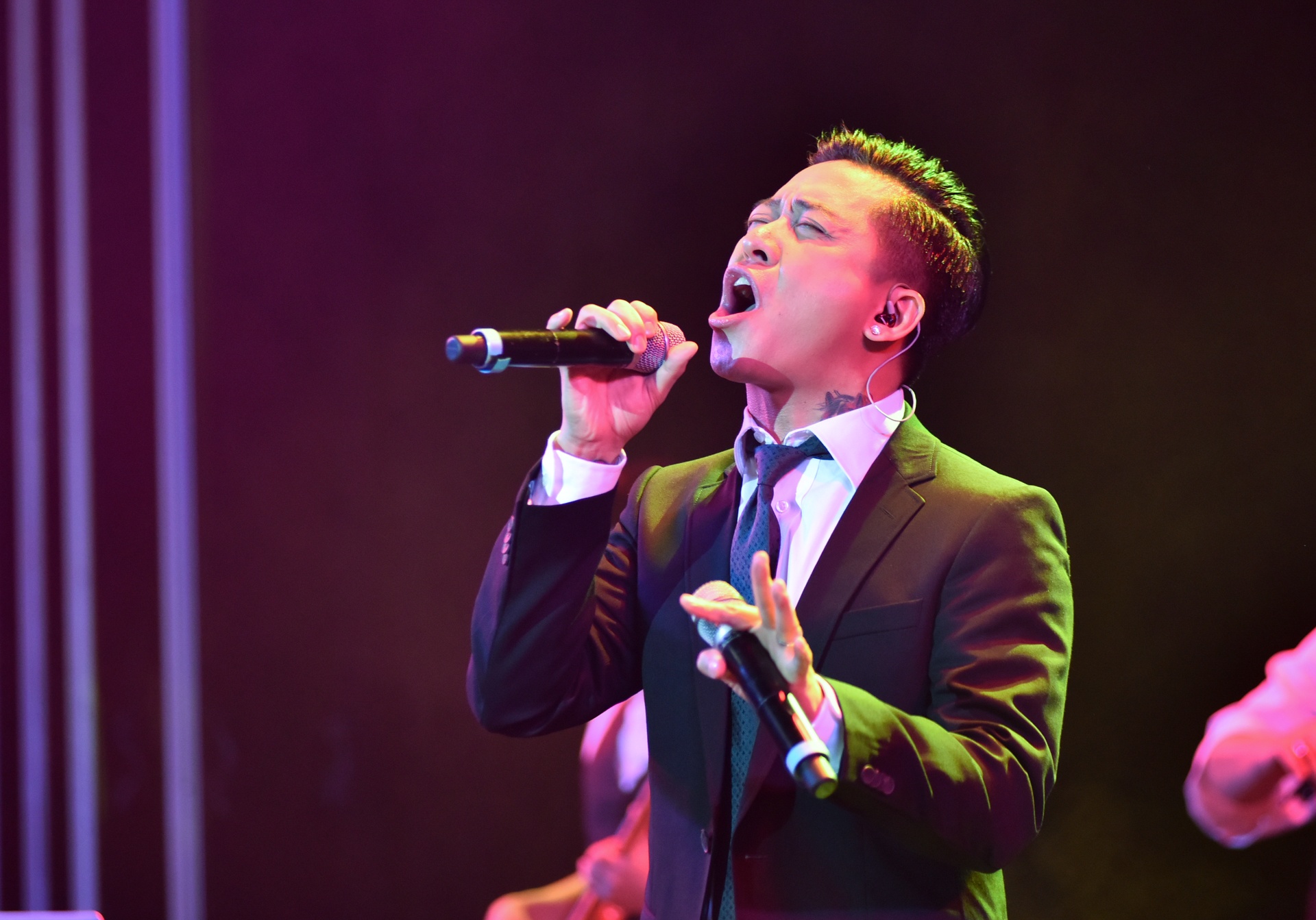 Tuan Hung su dung 2 micro anh 1