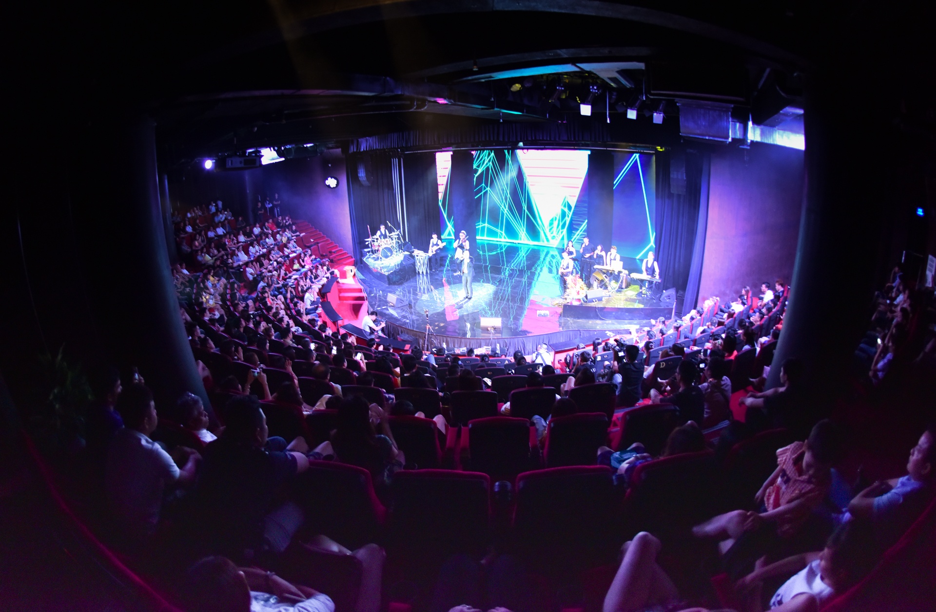 Tuan Hung su dung 2 micro anh 9