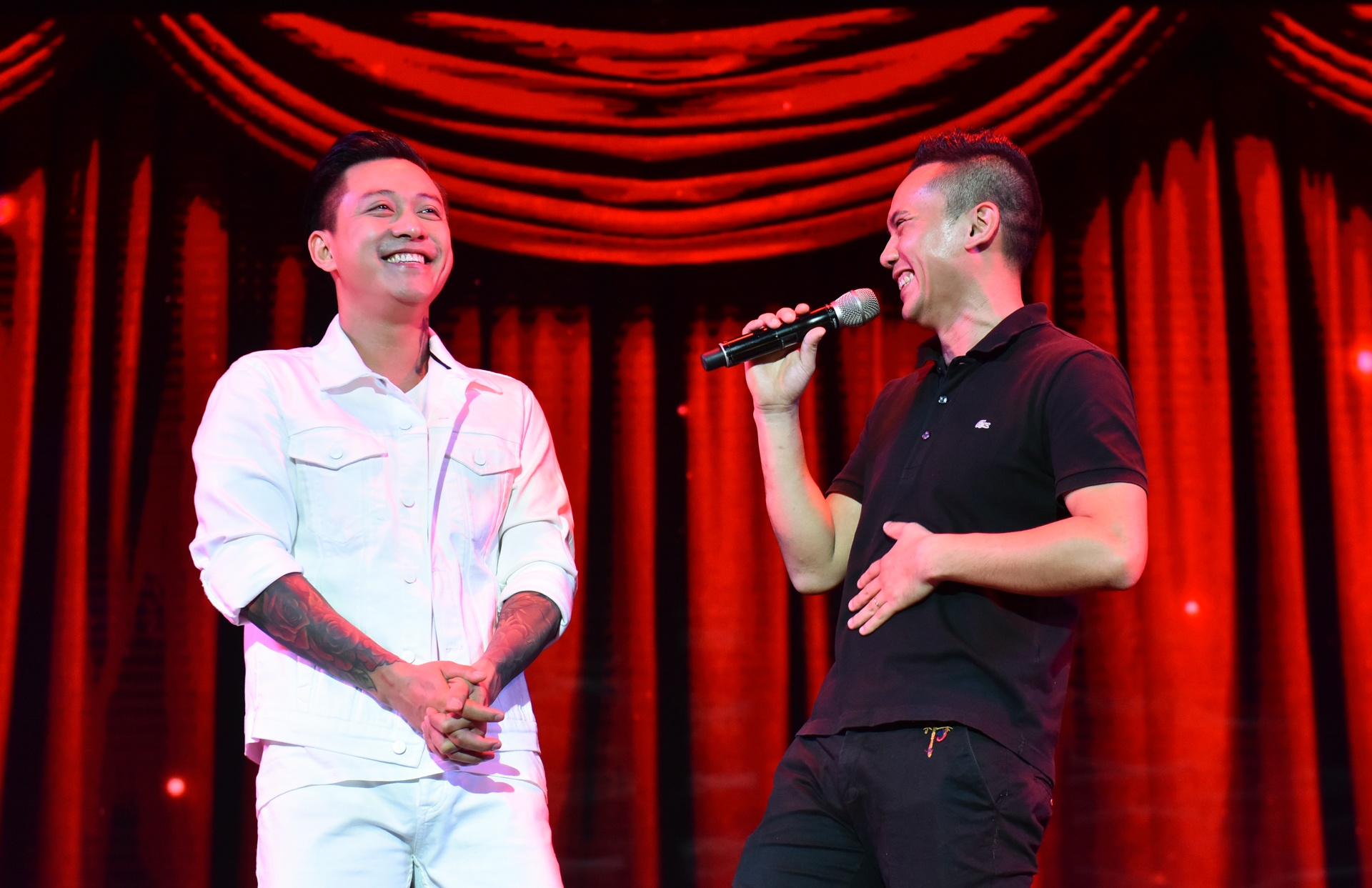 Tuan Hung su dung 2 micro anh 3