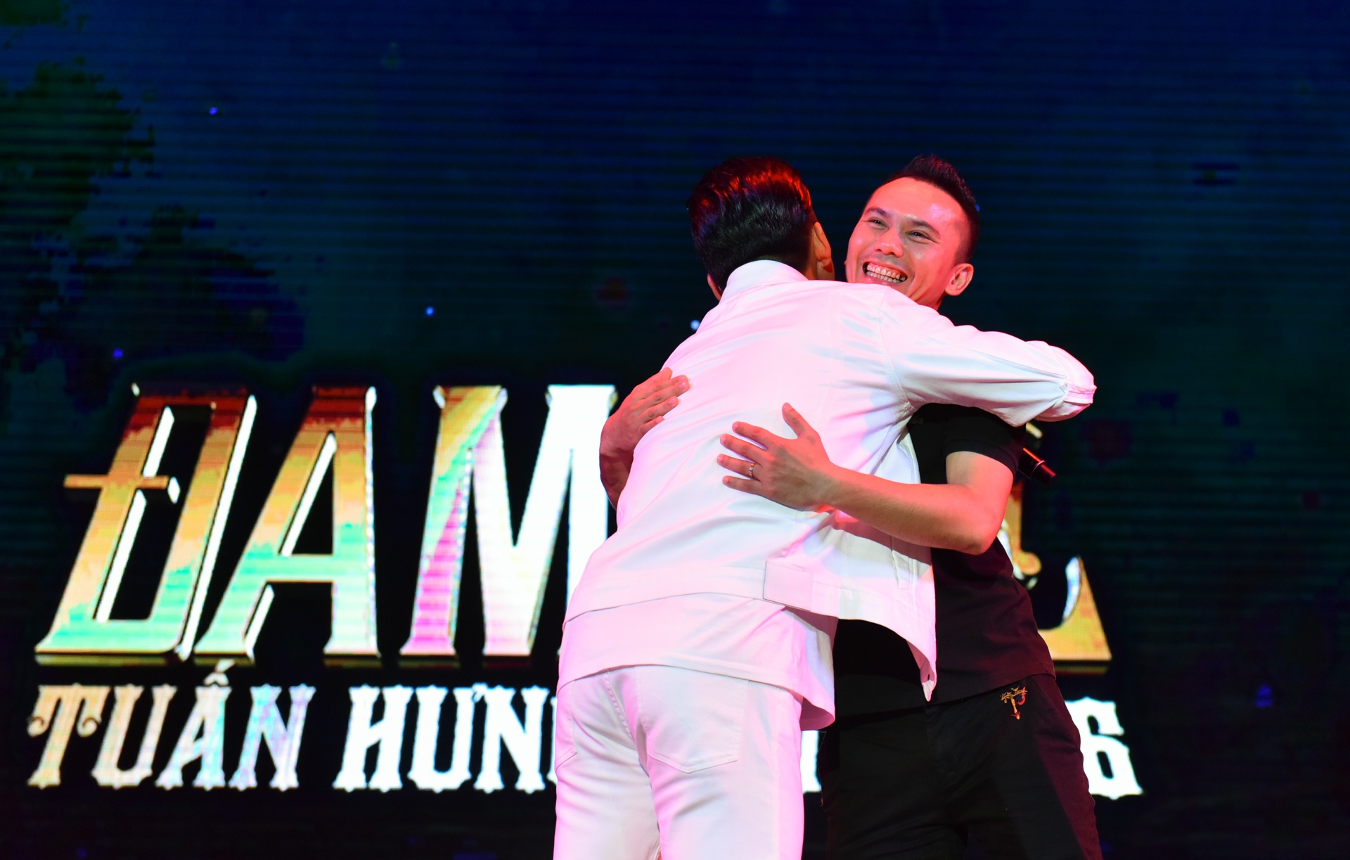 Tuan Hung su dung 2 micro anh 4