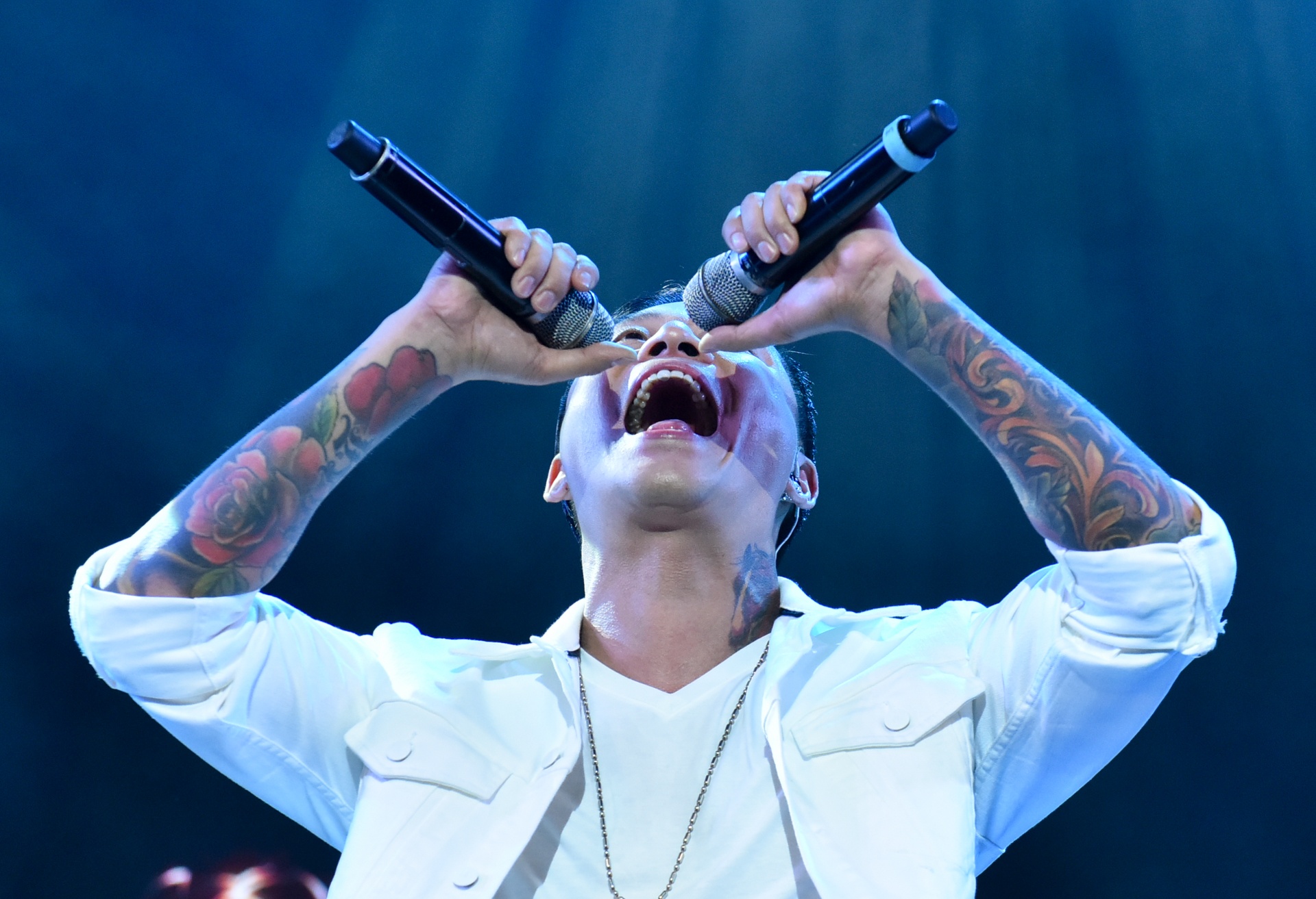 Tuan Hung su dung 2 micro anh 5