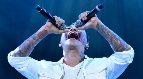 Tuan Hung ly giai viec dung 2 micro tren san khau hinh anh