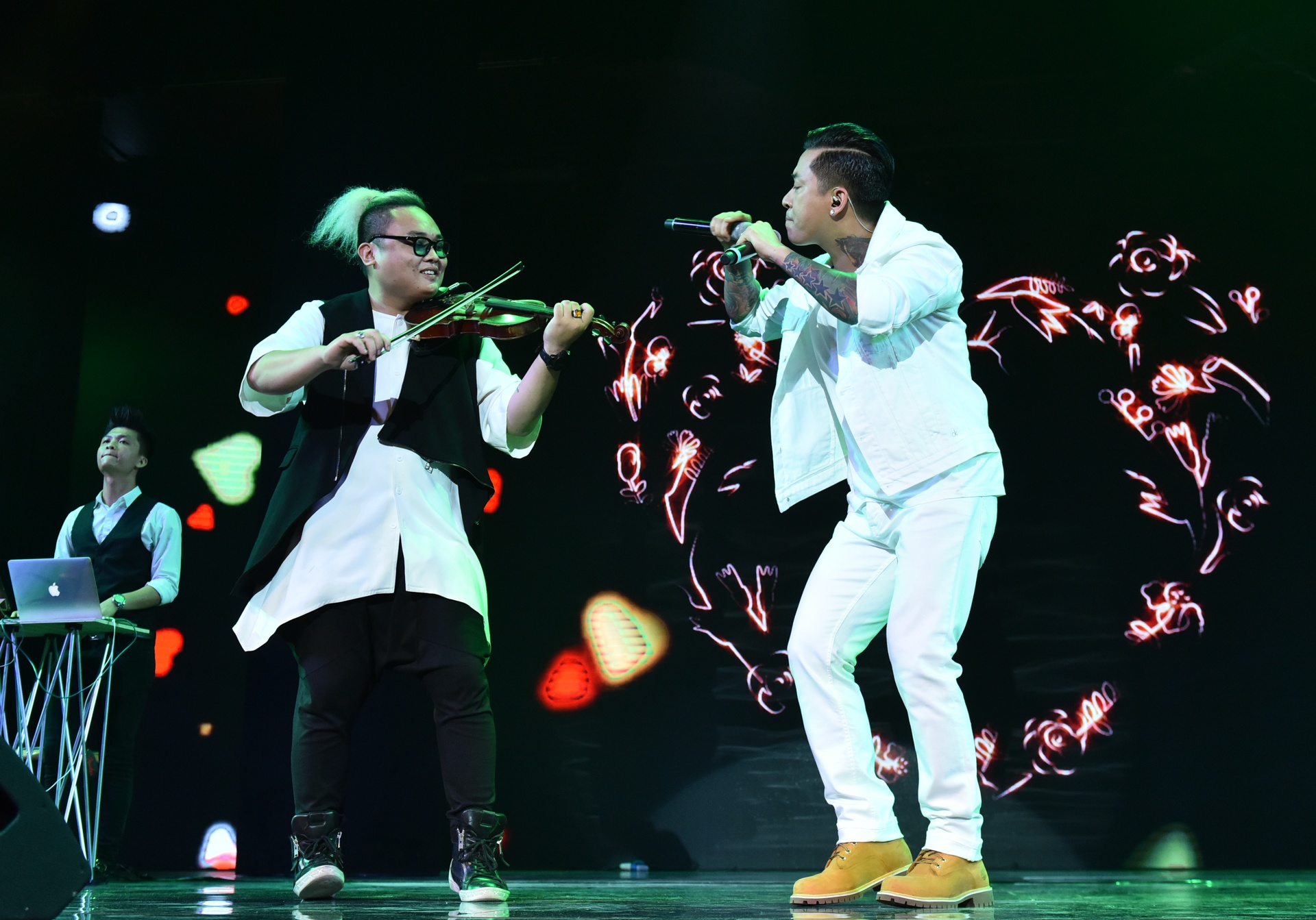 Tuan Hung su dung 2 micro anh 6