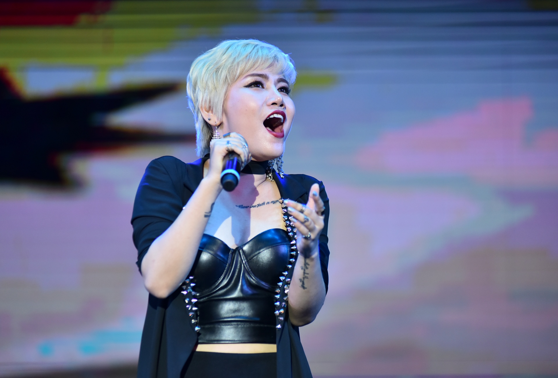 Tuan Hung su dung 2 micro anh 7