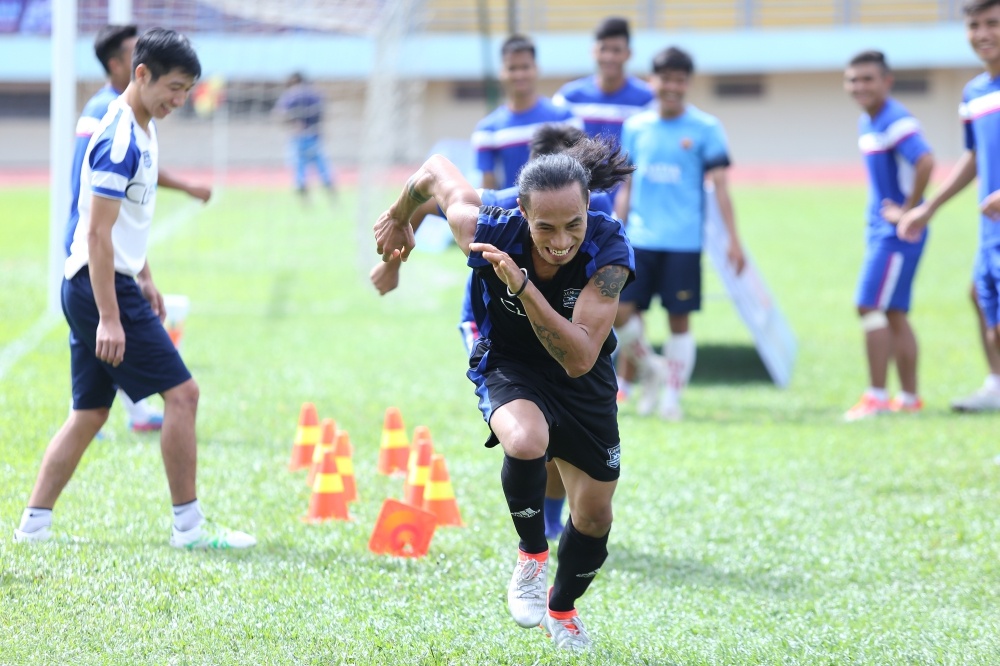 Pham Anh Khoa ghi ban vao luoi Dwight Yorke anh 2