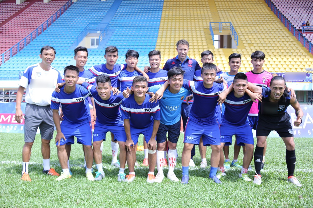 Pham Anh Khoa ghi ban vao luoi Dwight Yorke anh 4