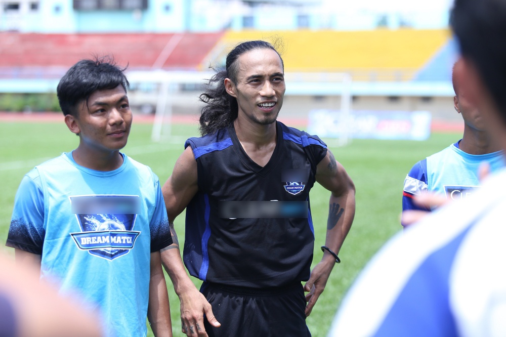 Pham Anh Khoa ghi ban vao luoi Dwight Yorke anh 5