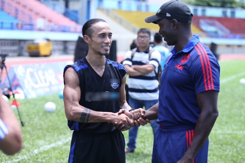 Pham Anh Khoa ghi ban vao luoi Dwight Yorke anh 6