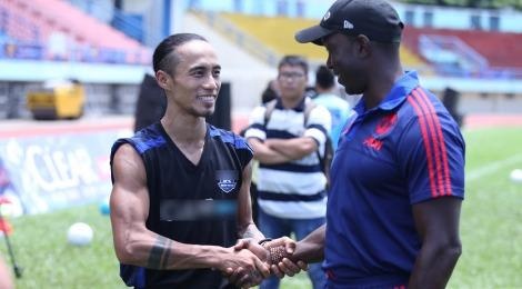 Pham Anh Khoa ghi ban vao luoi danh thu Dwight Yorke hinh anh