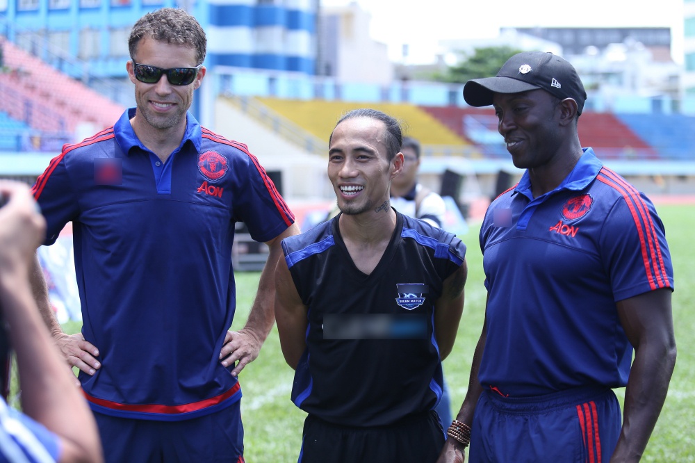 Pham Anh Khoa ghi ban vao luoi Dwight Yorke anh 7