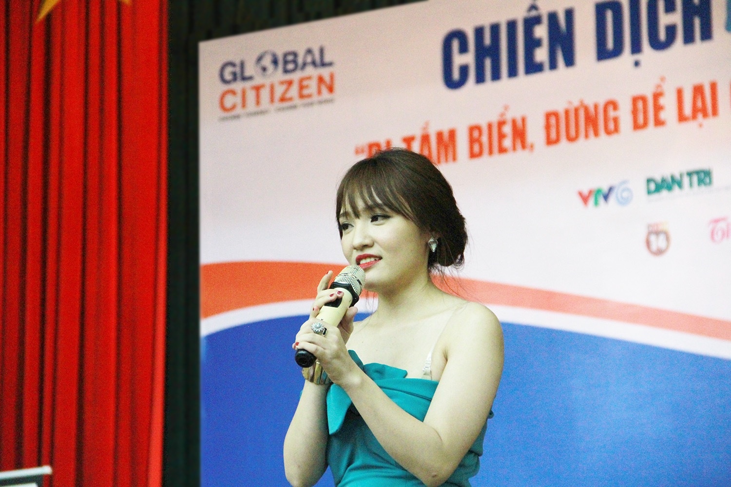 Nhat Thuy cover hit Hari Won bang giong My Linh hinh anh