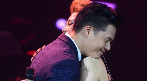 Thanh Thao boi roi khi duoc Quang Dung hon tren san khau hinh anh