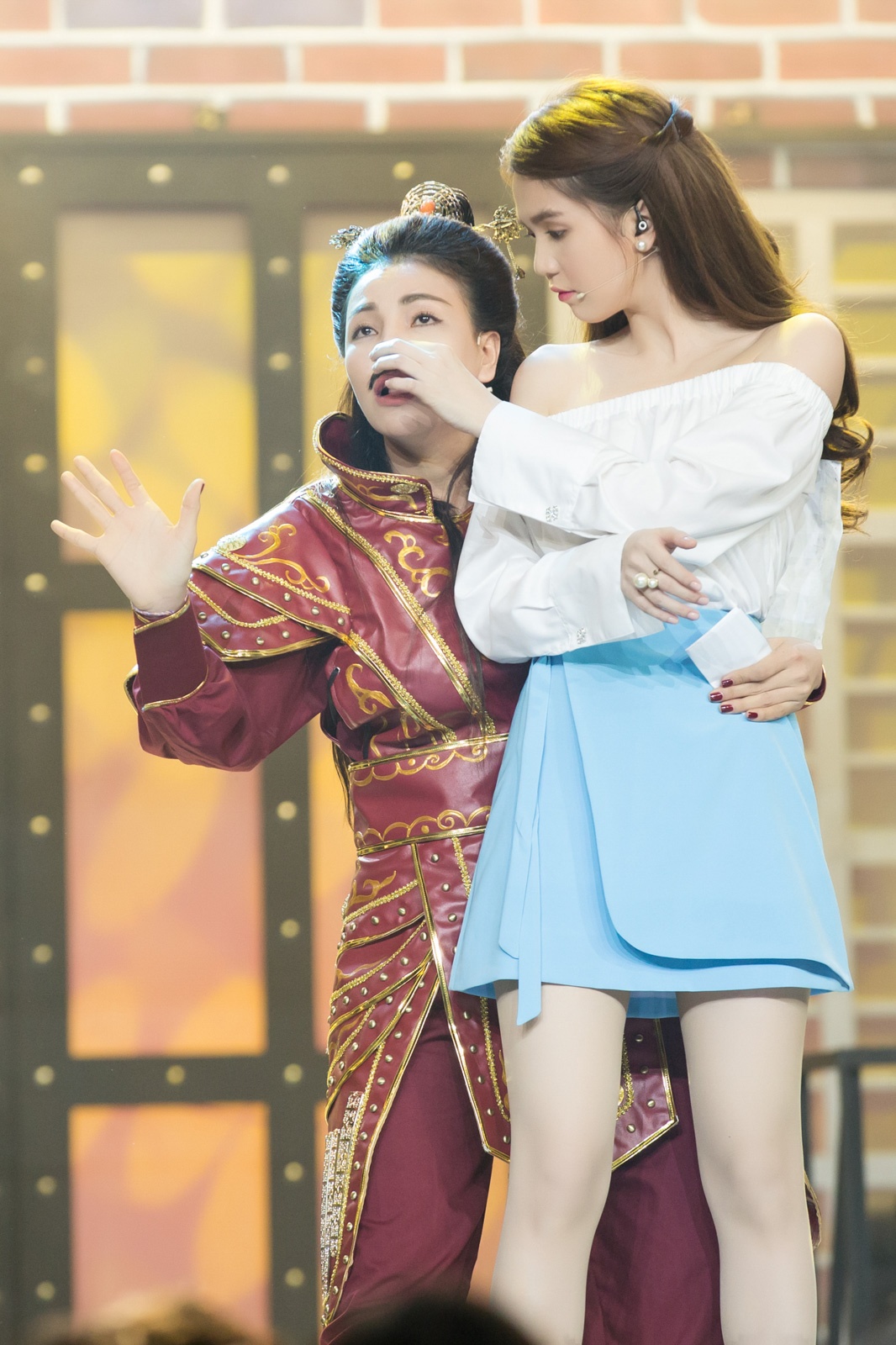 Tra Ngoc Hang om Ngoc Trinh anh 4