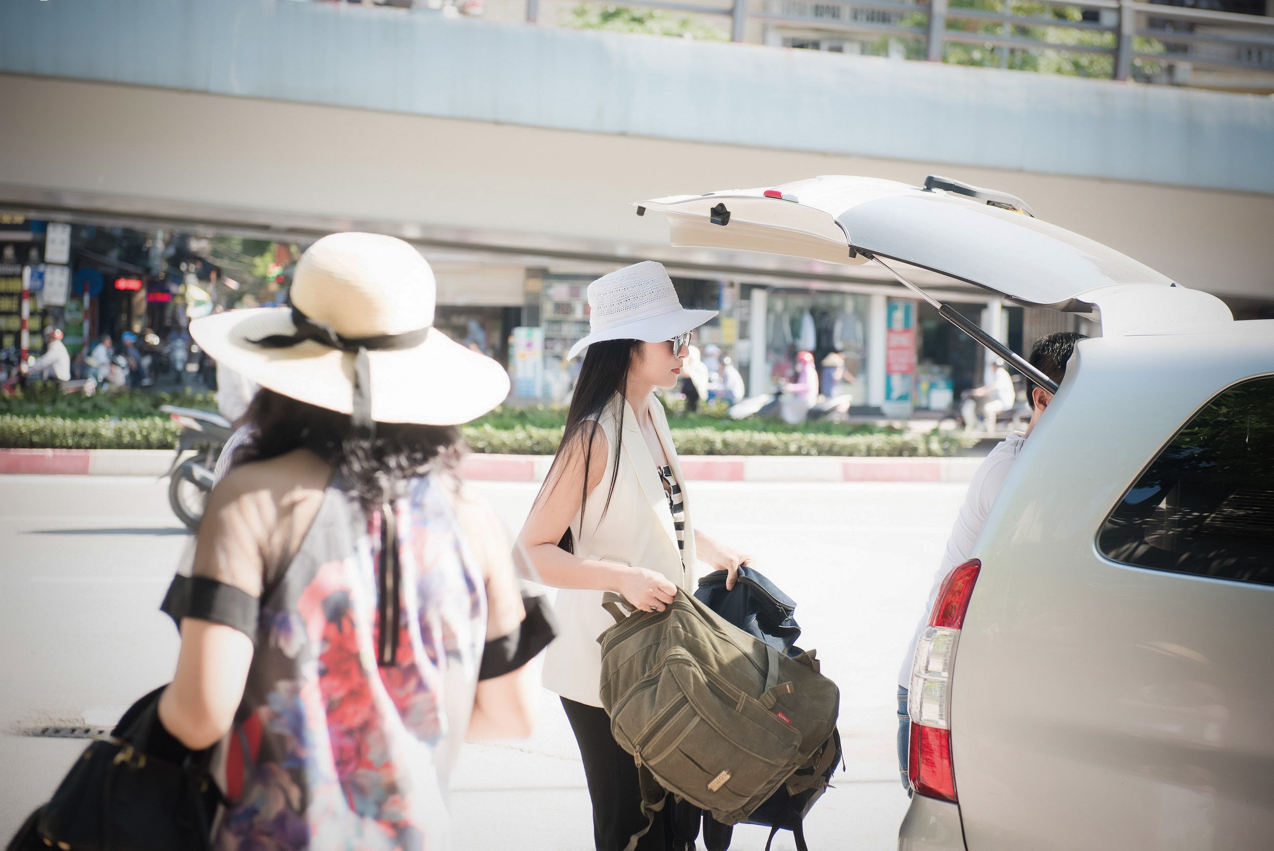 Ngoc Han o san bay anh 3