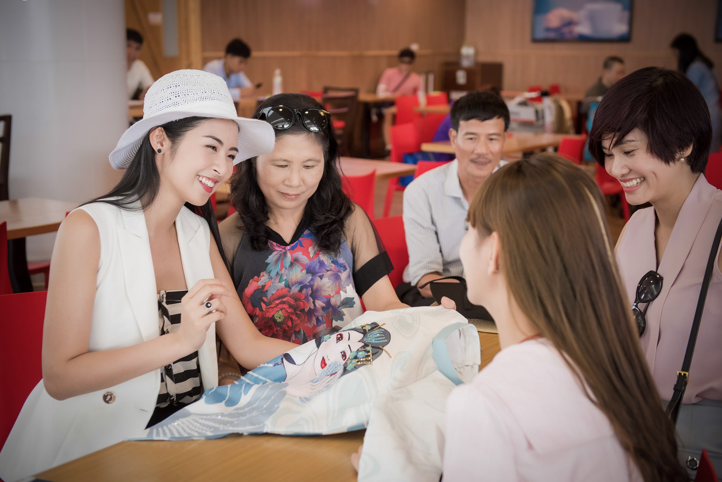 Ngoc Han o san bay anh 8