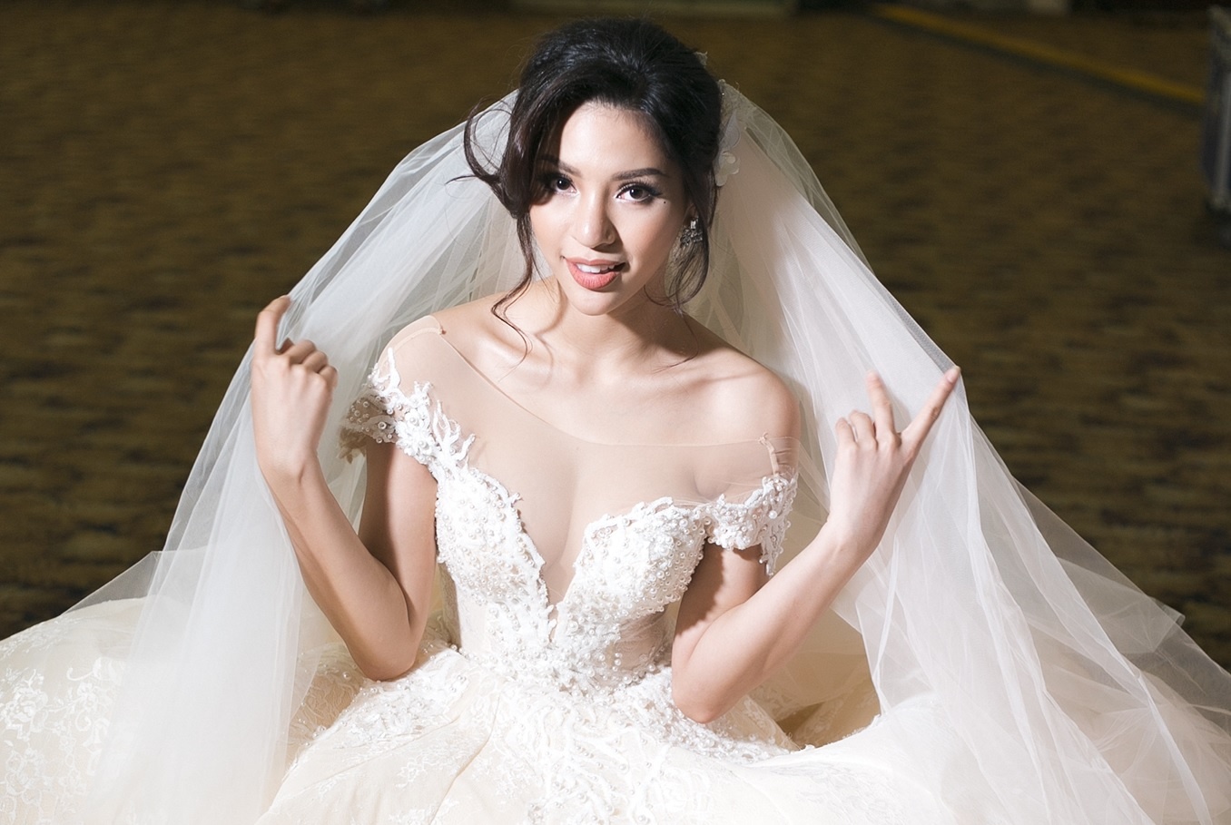 Kha Trang mac vay cuoi dinh 5000 vien pha le hinh anh